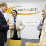 El ex presidente del Gobierno José María Aznar charla junto a Fred Kempe y Alberto Carnero, ayer en Navacerrada