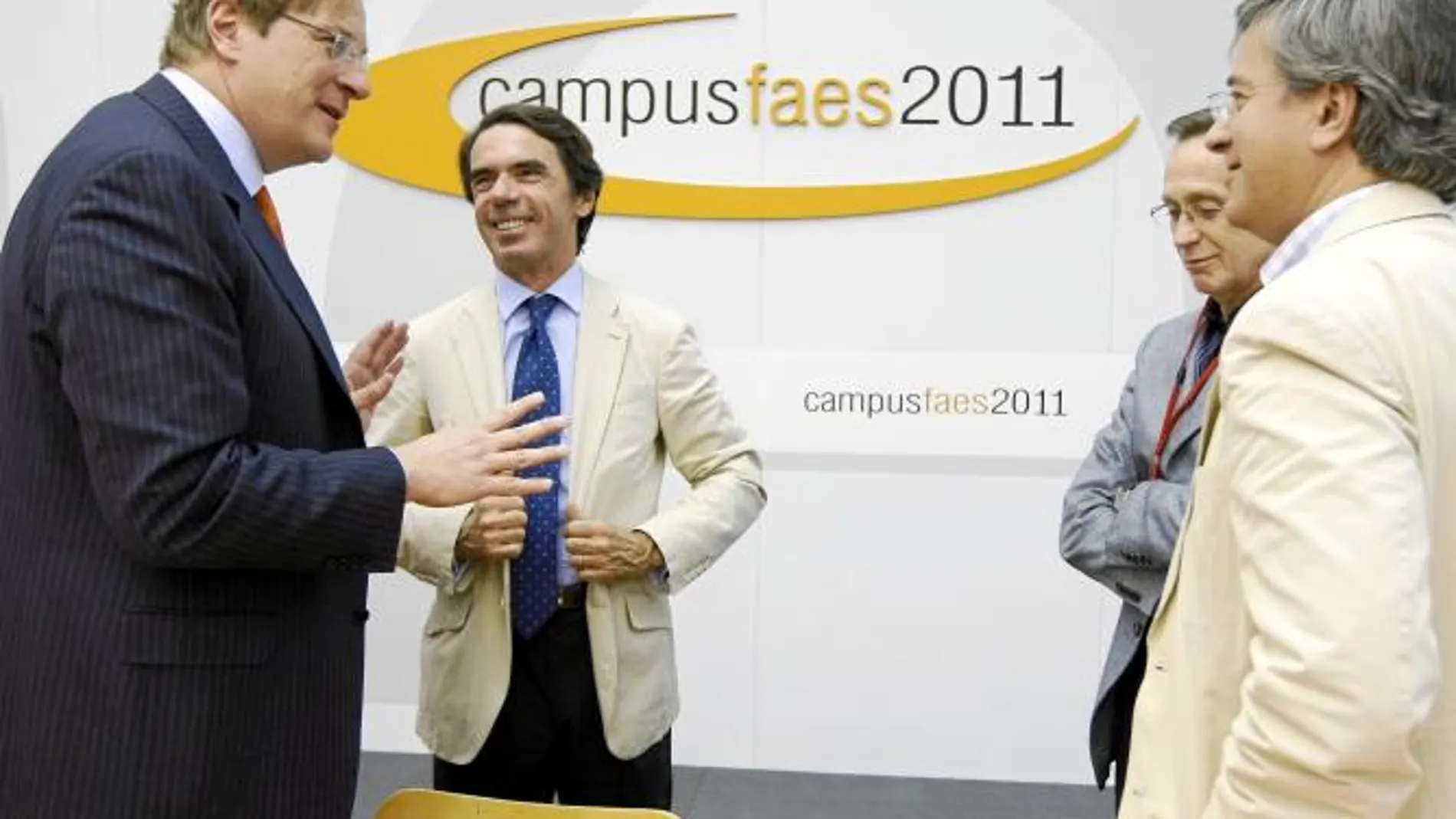 El ex presidente del Gobierno José María Aznar charla junto a Fred Kempe y Alberto Carnero, ayer en Navacerrada