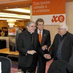 Miró i Ardèvol, presidente de E-Cristians, anoche con el obispo Vives, el cardenal Sistach y los obispos Pardo y Sáiz