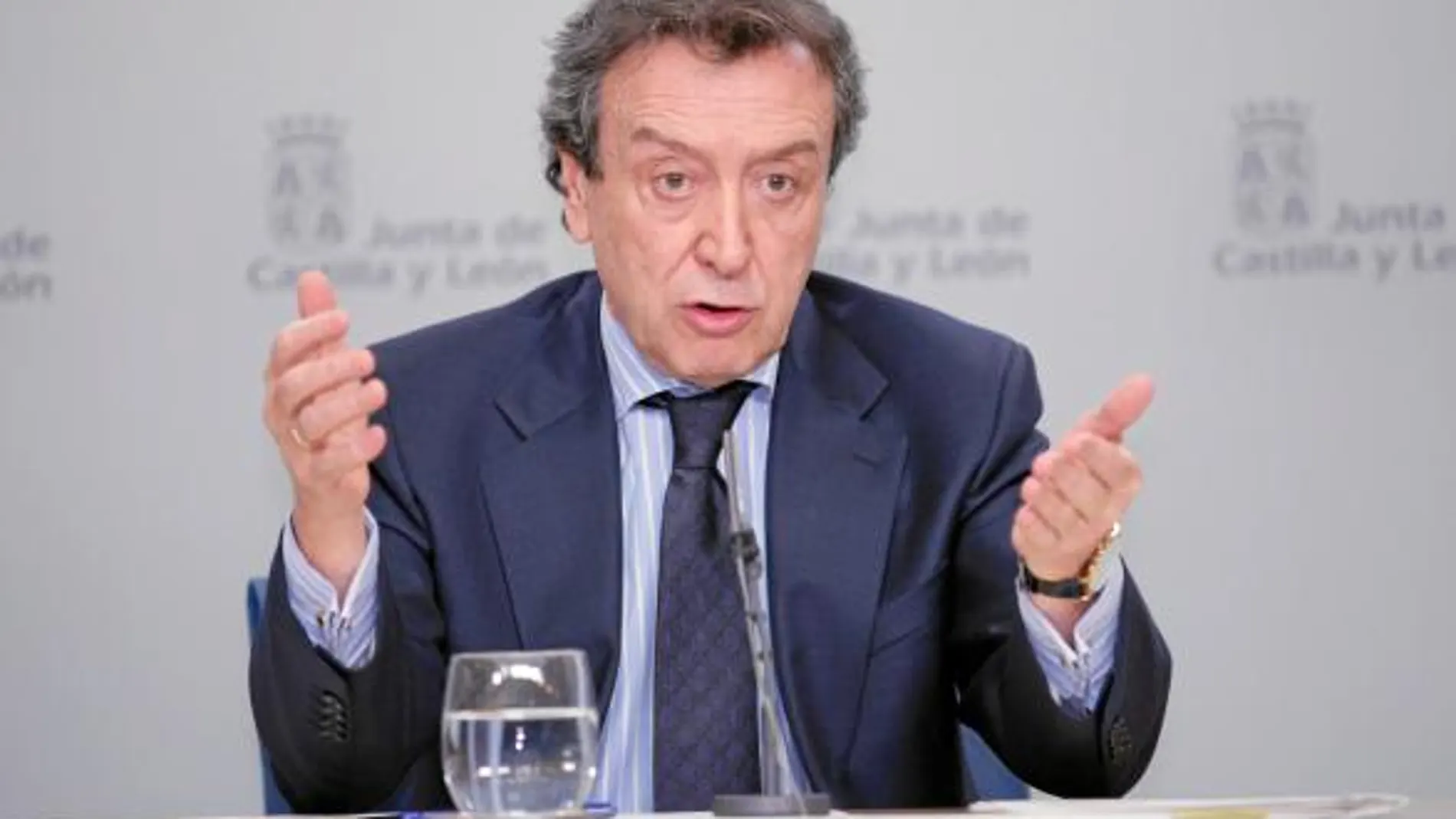 El portavoz y consejero de la Presidencia, José Antonio de Santiago-Juárez, explica los acuerdos del Consejo