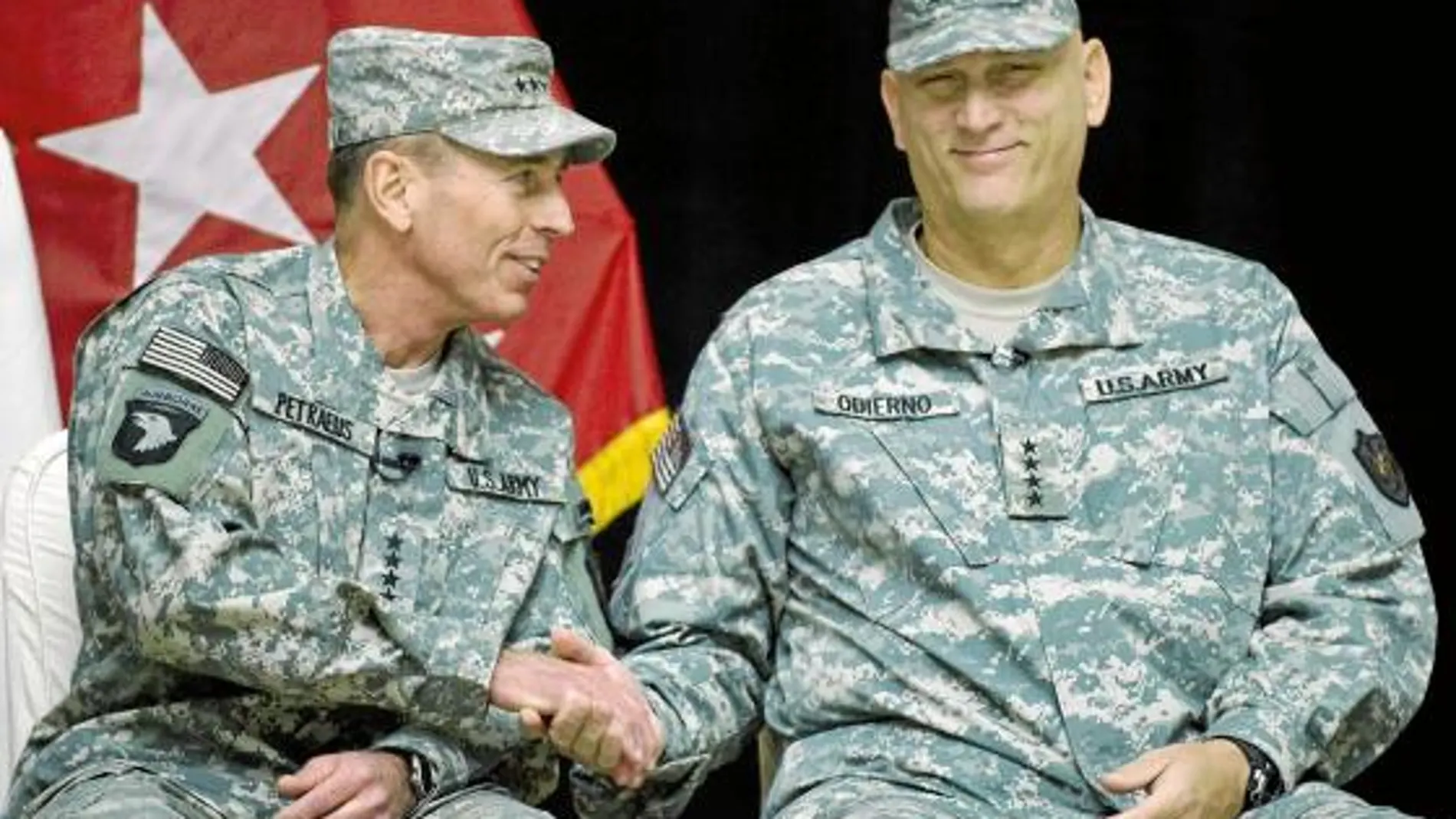 Los generales David Petraeus, jefe en Afganistán, y Ray Odierno, al mando en Irak