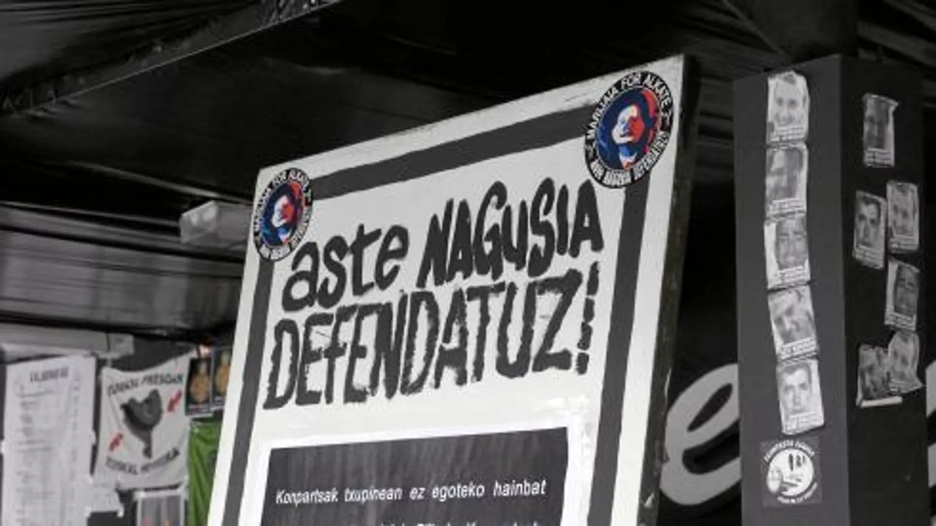 Una caseta bilbaína muestra un cartel de apoyo a las dos casetas prohibidas para este año
