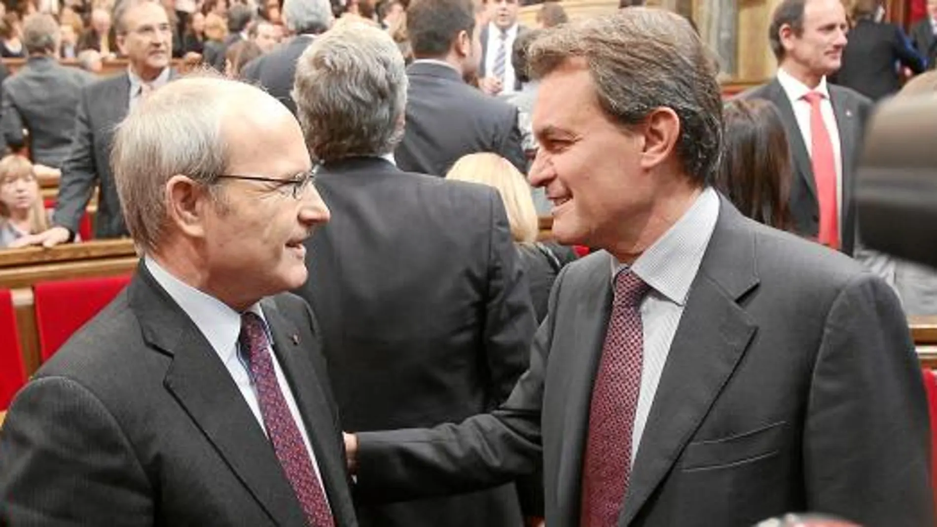 Artur Mas, nuevo presidente de la Generalitat, saluda a su predecesor, José Montilla, que vivió su último día en la Cámara catalana