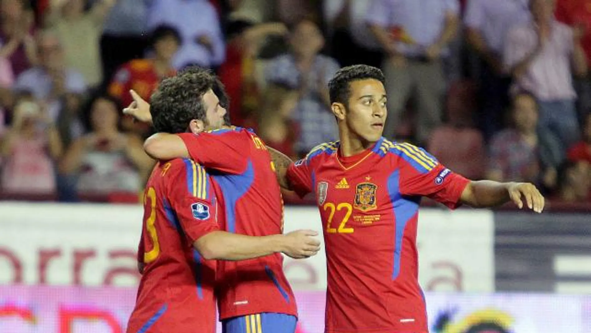 Los jugadores de la selección española de fútbol, Juan Mata (i), David Villa (c) y Thiago Alcántara, que debutaba hoy en partido oficial, celebran el quinto gol de España