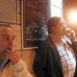Las puertas de los bares se han convertido en el lugar de encuentro de los fumadores