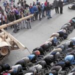 Manifestantes de El Cairo, rezan bajo la amenazadora presencia de un carro de combate