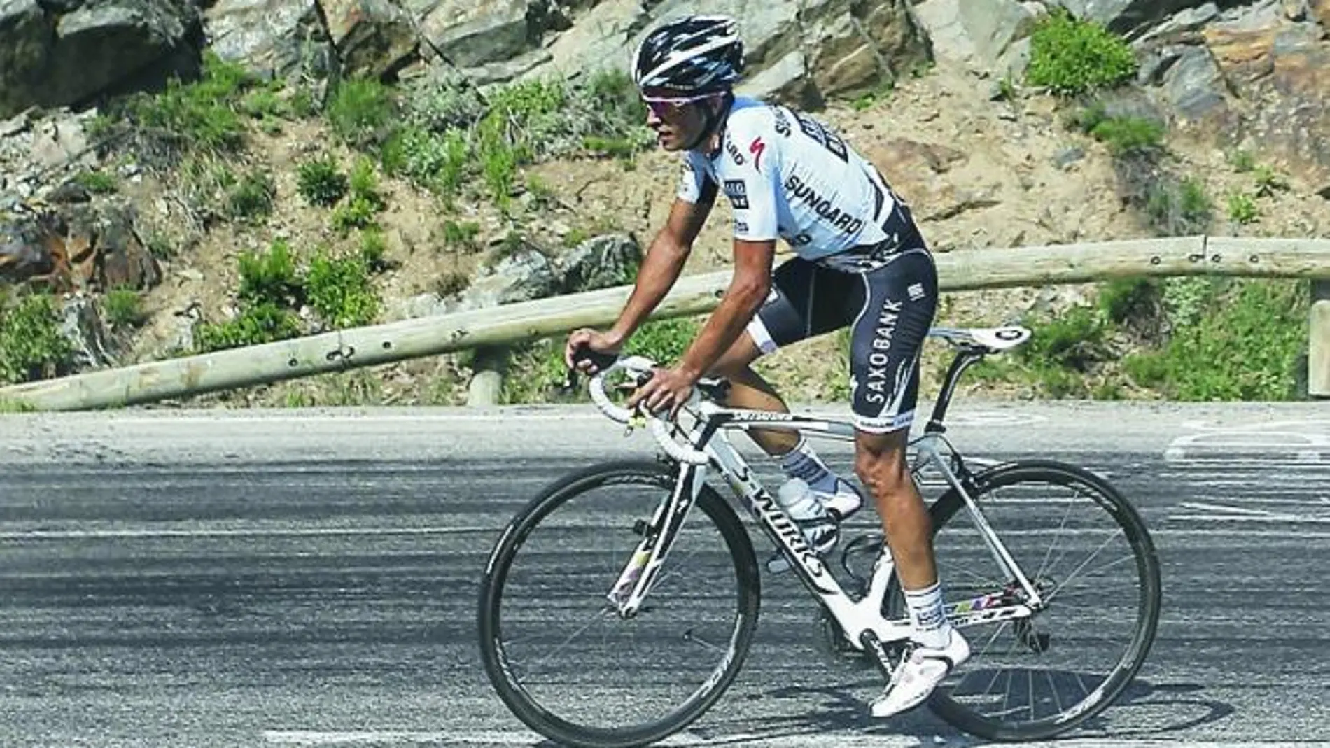 Alberto Contador durante uno de sus entrenamientos por carreteras francesas para preparar el Tour