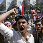Manifestantes antigubernamentales piden en las calles de la capital yemení, Saná, la dimisión del presidente, Ali Abdala Saleh