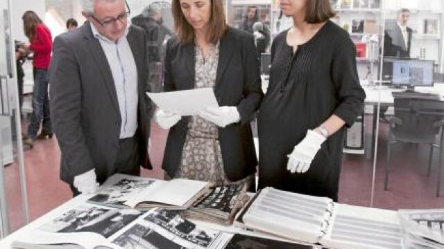 Arena y Mar Misereachs, ayer, en el centro de documentación del Macba, acompañadas de Bartomeu Marí, director del centro