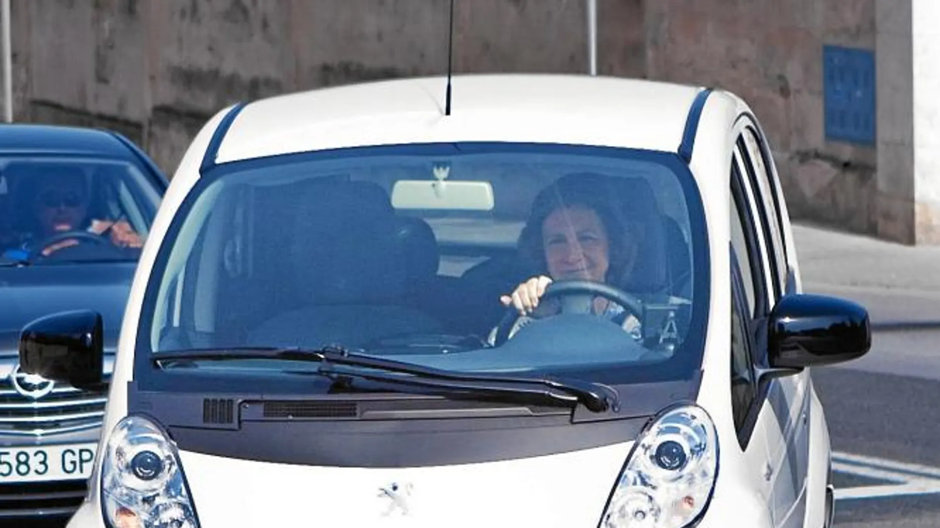 En la foto de archivo, la Reina Doña Sofía conduce un coche eléctrico durante sus vacaciones en Palma de Mallorca