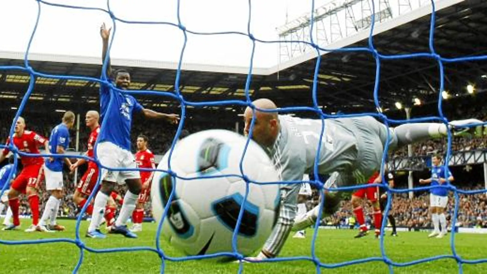 REINA no consigue atajar el disparo de Mikel Arteta, autor del segundo gol del Everton en Goodison Park