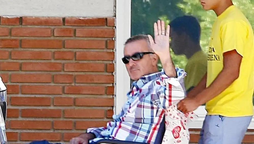Ortega Cano y su hijo José Fernando a la salida de una revisión rutinaria
