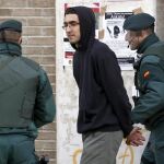 Agentes de la Guardia Civil trasladan a Iker Moreno Ibáñez, hijo del portavoz de la izquierda abertzale Txelui Moreno, a un local situado en la localidad navarra de Villava para efectuar un registro después de ser detenido junto a otras nueve personas en