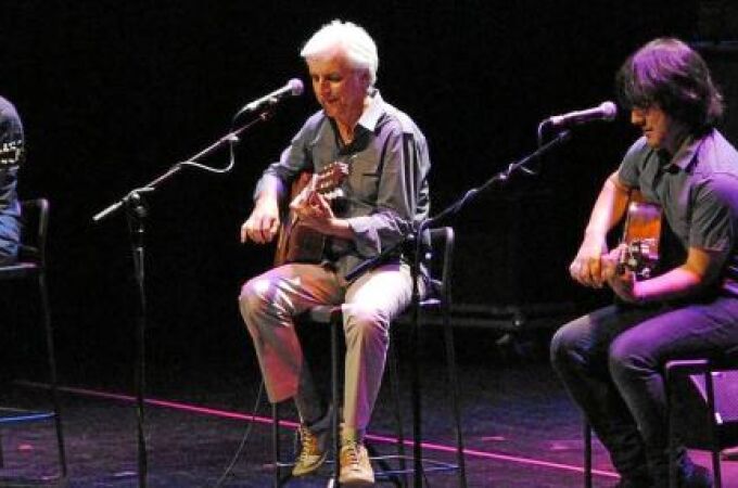 Kiko Veneno (centro), flanqueado por los granadinos Lori Meyers, durante su actuación en el auditorio para recaudar fondos por Lorca
