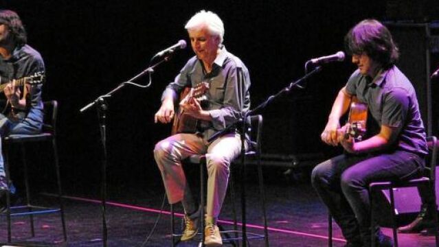 Kiko Veneno (centro), flanqueado por los granadinos Lori Meyers, durante su actuación en el auditorio para recaudar fondos por Lorca