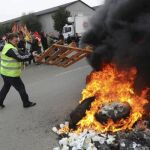 Continúa el bloqueo en las refinerías francesas y el paro afecta a los trenes