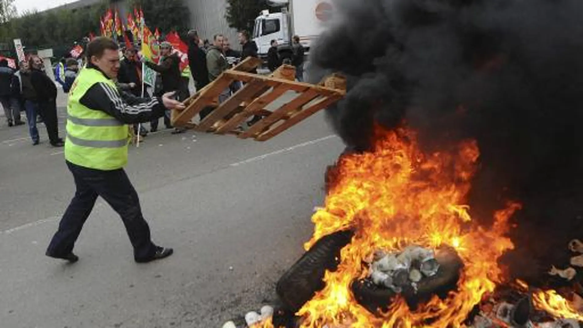 Continúa el bloqueo en las refinerías francesas y el paro afecta a los trenes