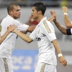 Cristiano celebra el gol con Callejón; Pepe choca sus manos con Marcelo y Benzema. Era el cuarto gol de los seis que el Real Madrid le encajó ayer al Tianjun Teda chino