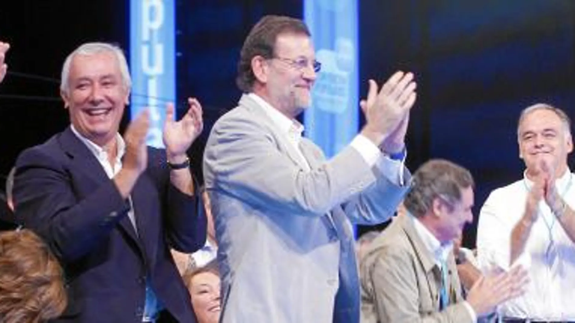 Los asistentes a la convención aplauden a Rajoy