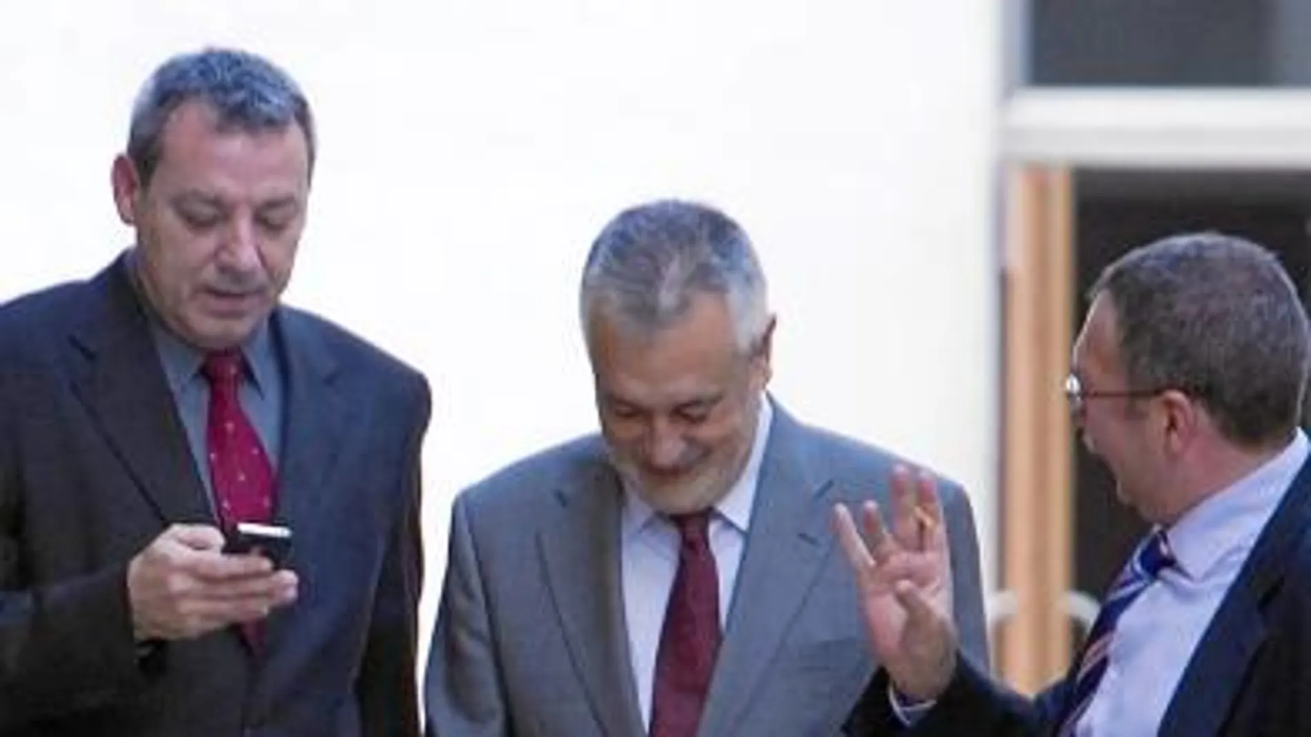 El presidente de la Junta, José Antonio Griñán, junto a otros diputados socialistas durante el Pleno de ayer