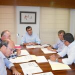 El consejero Ballesta (centro) presidió la reunión con los responsables del INFO y del Colegio de Economistas