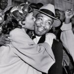 Su esposa Coretta besa a King a la salida de un juzgado en 1956