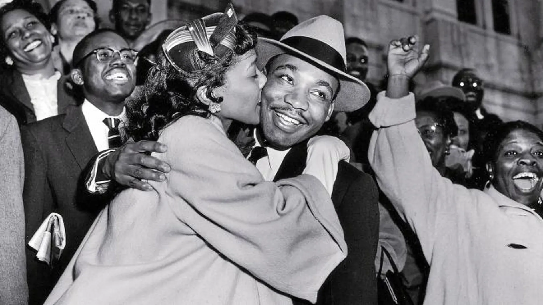 Su esposa Coretta besa a King a la salida de un juzgado en 1956