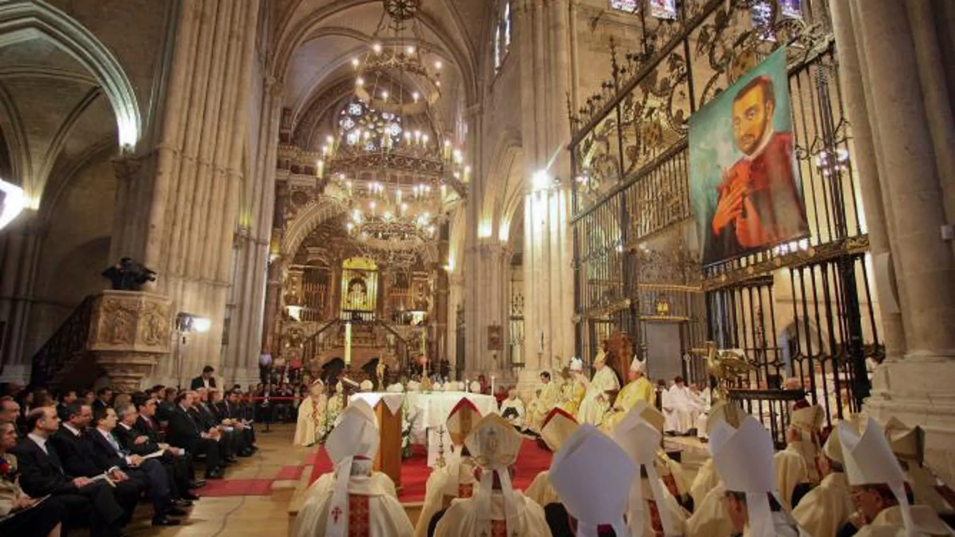 Palafox sube a los altares en una ceremonia seguida por tres mil fieles