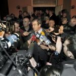Cascos, rodeado de periodistas tras celebrar un encuentro con sus seguidores en Nava