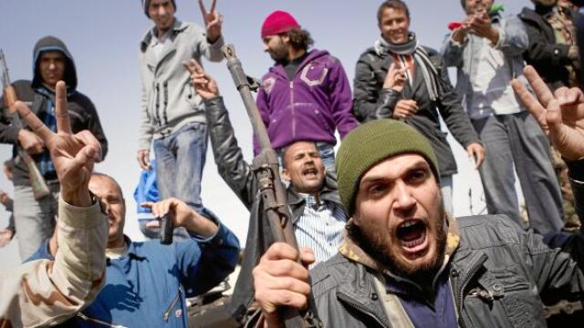 Rebeldes libios celebran, ayer, la reconquista de la ciudad de Ajdabiya