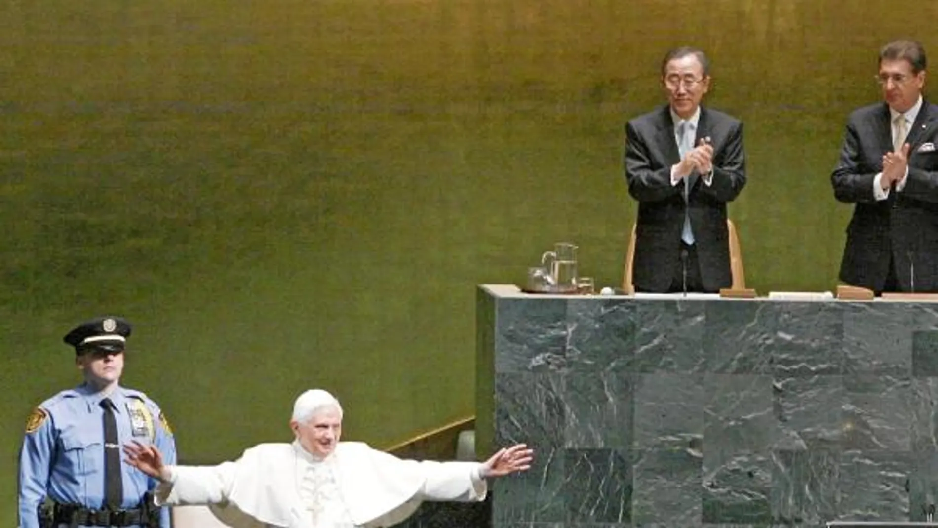 Para el Vaticano, Naciones Unidas (en la imagen, Benedicto XVI en su sede de Nueva York) debe ser «punto de referencia» de la reforma