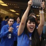 Una empleada de Apple, muestra la primera tableta iPad2 que ha llegado a la tienda de Los Ángeles, el pasado 11 de marzo