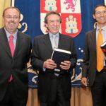 El consejero José Antonio de Santiago-Juárez, Fernando Rey e Ignacio Sáez presentan el libro