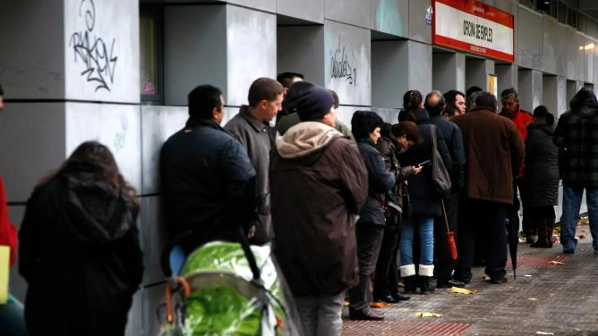 2011 cierra con 322286 parados más y nuevo récord