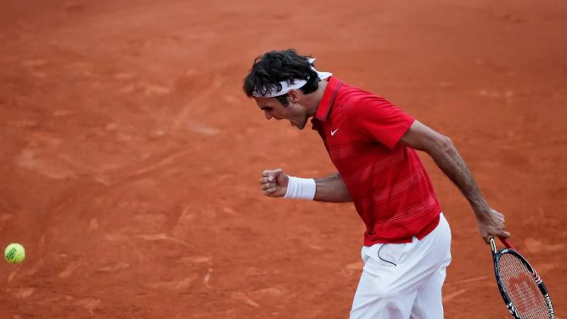 El tenista suizo Roger Federer celebra un punto durante el partido