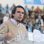 Aznar rechaza el diálogo con ETA y apoya el cumplimiento íntegro de penas