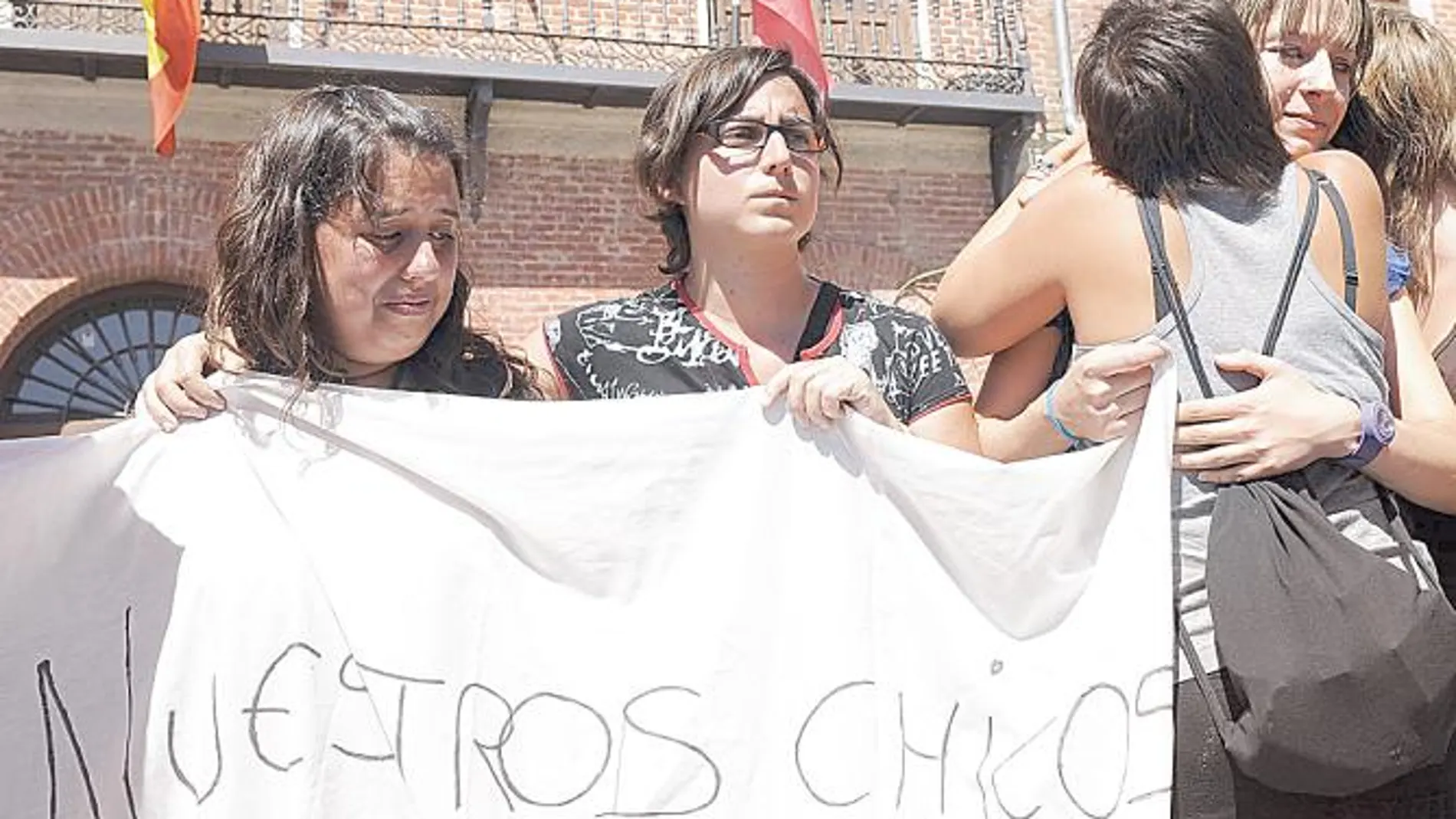 Cuidadoras del centro de Boecillo muestran su dolor tras la noticia de la muerte de los tres niños
