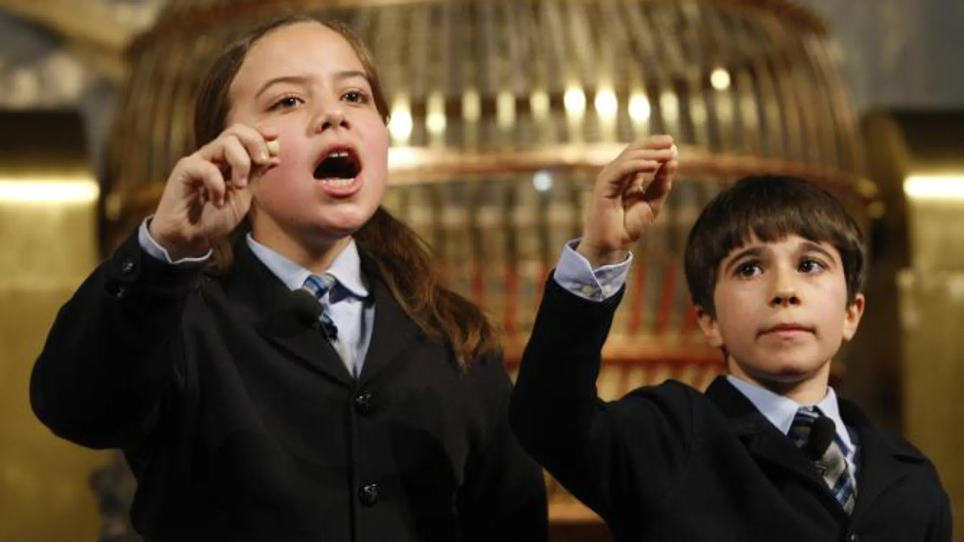 Los niños de San Ildefonso cantan los premios de la Lotería de Navidad