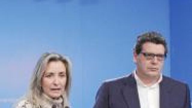 Ricardo Tarno y Carolina González Vigo, ayer en la sede regional del PP en Sevilla