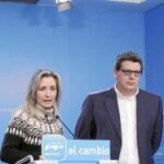Ricardo Tarno y Carolina González Vigo, ayer en la sede regional del PP en Sevilla
