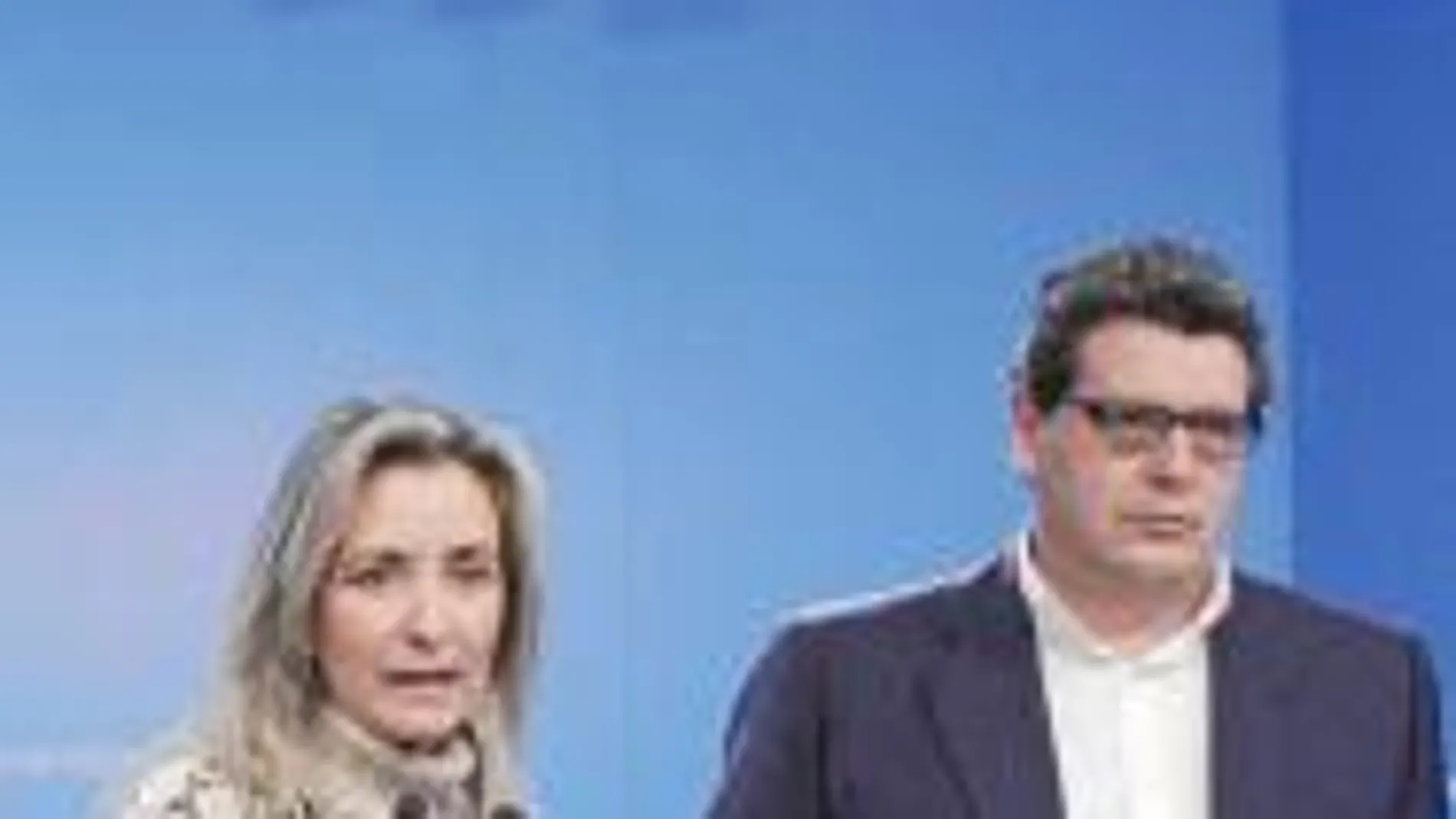 Ricardo Tarno y Carolina González Vigo, ayer en la sede regional del PP en Sevilla