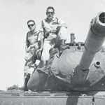 Militares españoles sobre un tanque, una de las imágenes incluidas en el libro