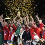 ¡¡¡CASILLAS LEVANTA OTRA VEZ LA COPA!!!
