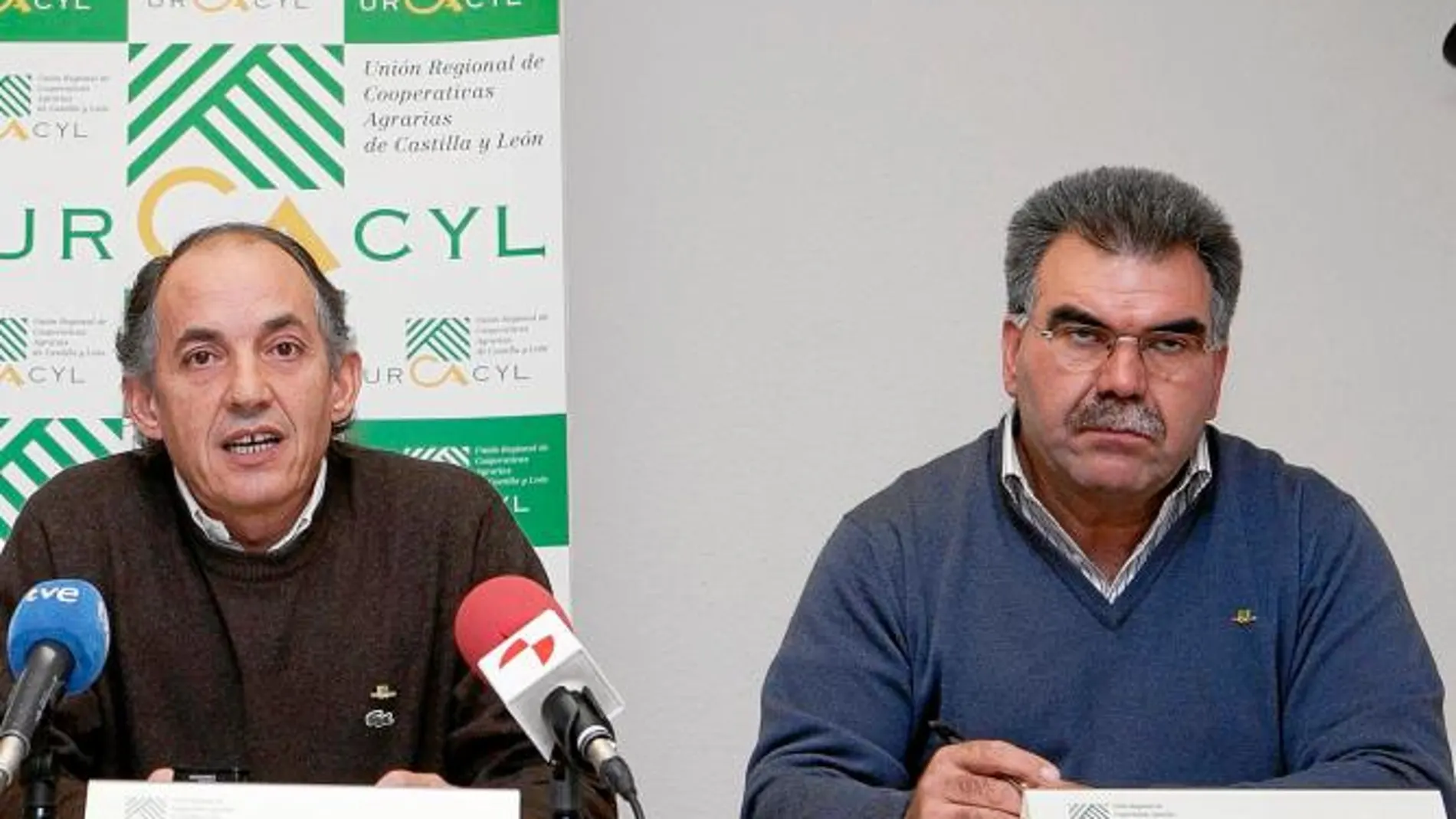 Jerónimo Lozano y Juan Bravo, gerente y responsable del sector vacuno de Urcacyl, califican la propuesta láctea de la Comisión Europea