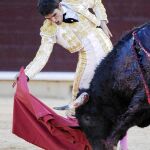 Serrano se estira en un derechazo, ayer, en Albacete