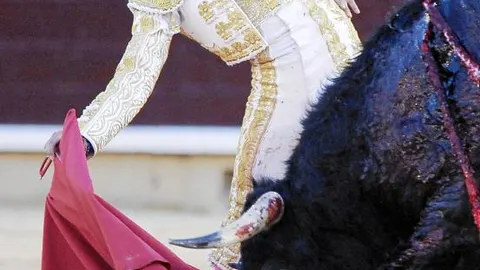 Serrano se estira en un derechazo, ayer, en Albacete