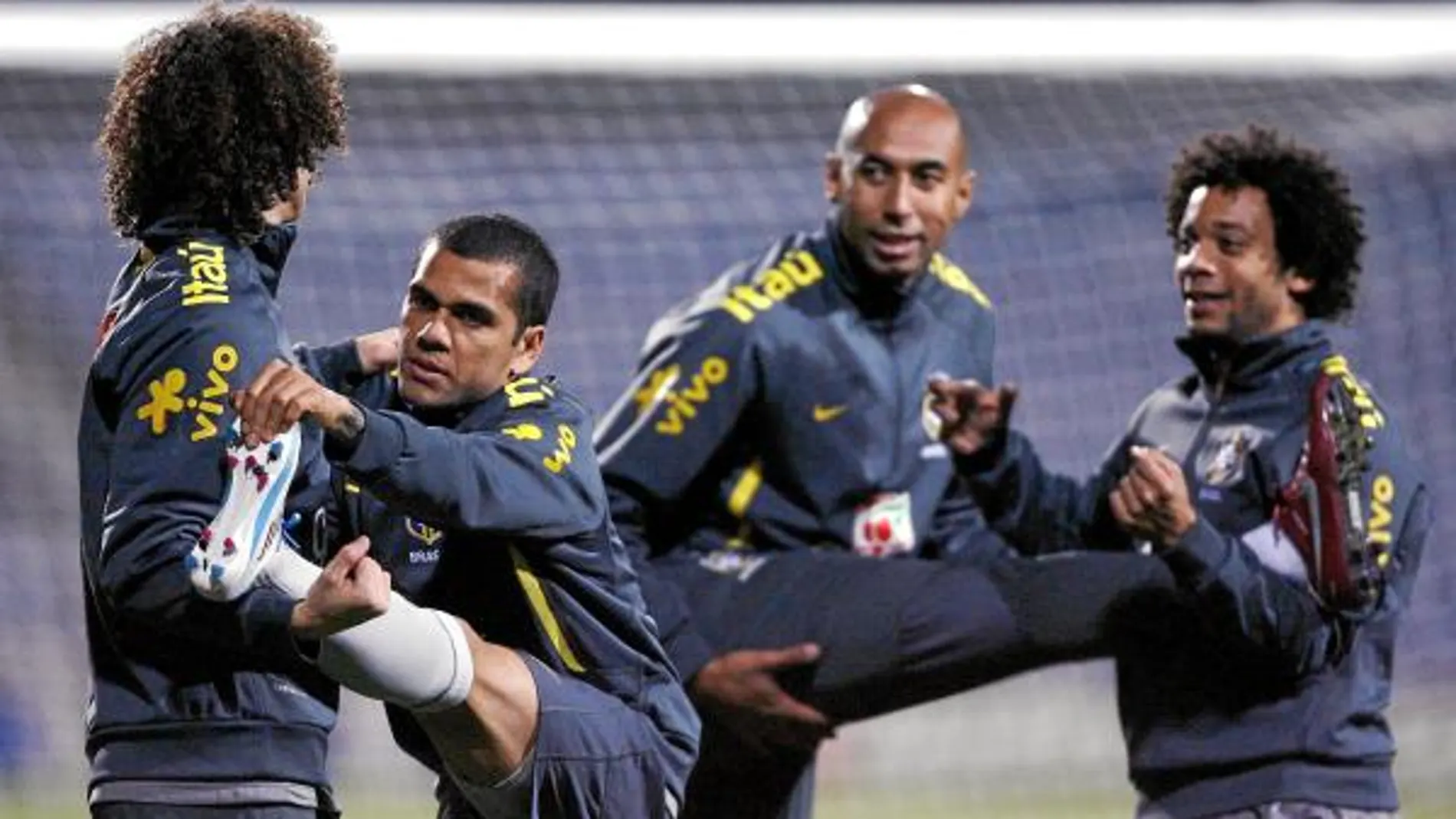 Marcelo, junto a sus compañeros de la selección brasileña Alves y Luisao, en el entrenamiento del jueves