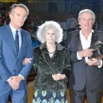 Alfonso Díez, la Duquesa y Alain Delon, el sábado durante el homenaje al actor en la Sicab de Sevilla