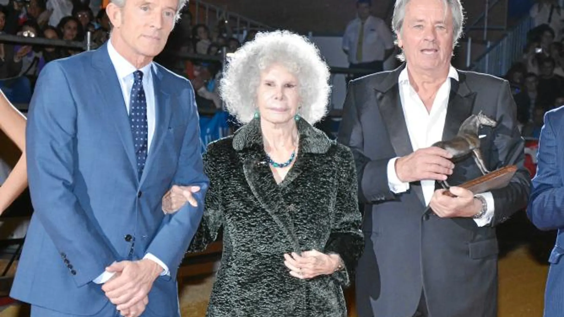 Alfonso Díez, la Duquesa y Alain Delon, el sábado durante el homenaje al actor en la Sicab de Sevilla