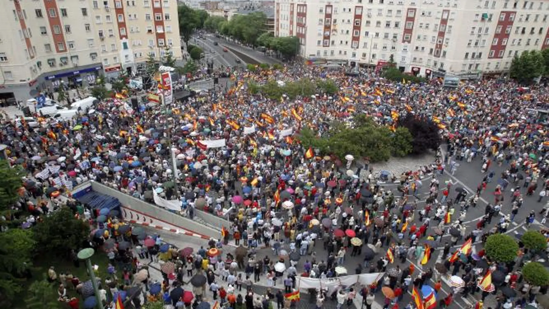 Imagen de una de las manifestaciones celebradas en la plaza de República Dominicana de Madrid en homenaje a las víctimas del salvaje atentado de ETA